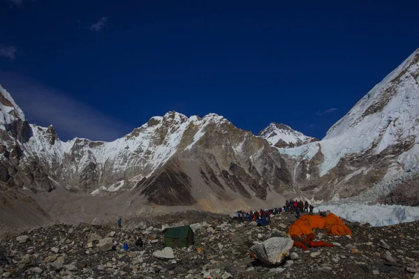 Everest Ana Kampı, Nepal, 20 Ekim 2018 - Everest Dağı ana kampından manzara, çadırlar ve dua bayrakları. Popüler bir treck'te bir sürü turist var. Sagarmatha milli parkı, Everest ana kampa trek - Nepal