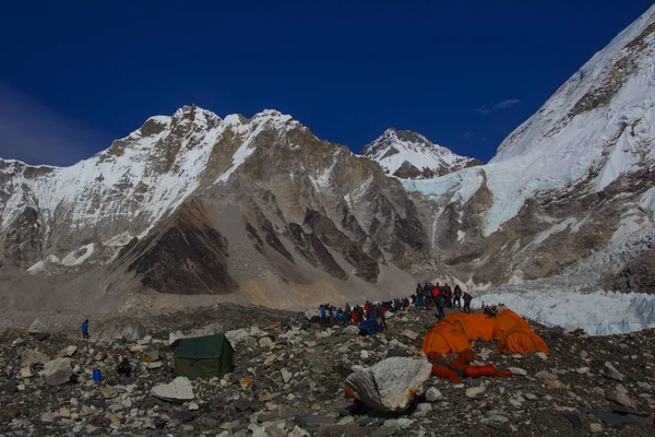 Everest Ana Kampı, Nepal, 20 Ekim 2018 - Everest Dağı ana kampından manzara, çadırlar ve dua bayrakları. Popüler bir treck'te bir sürü turist var. Sagarmatha milli parkı, Everest ana kampa trek - Nepal