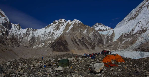 Everest Ana Kampı, Nepal, 20 Ekim 2018 - Everest Dağı ana kampından manzara, çadırlar ve dua bayrakları. Popüler bir treck'te bir sürü turist var. Sagarmatha milli parkı, Everest ana kampa trek - Nepal