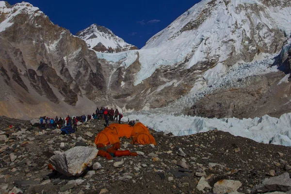 Everest Ana Kampı, Nepal, 20 Ekim 2018 - Everest Dağı ana kampından manzara, çadırlar ve dua bayrakları. Popüler bir treck'te bir sürü turist var. Sagarmatha milli parkı, Everest ana kampa trek - Nepal