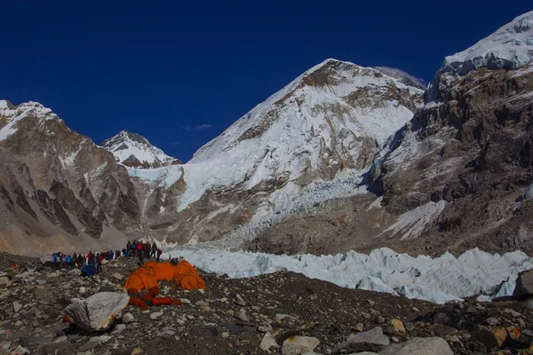 Everest Ana Kampı, Nepal, 20 Ekim 2018 - Everest Dağı ana kampından manzara, çadırlar ve dua bayrakları. Popüler bir treck'te bir sürü turist var. Sagarmatha milli parkı, Everest ana kampa trek - Nepal