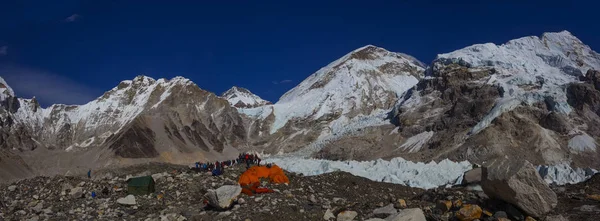 Everest Ana Kampı, Nepal, 20 Ekim 2018 - Everest Dağı ana kampından manzara, çadırlar ve dua bayrakları. Popüler bir treck'te bir sürü turist var. Sagarmatha milli parkı, Everest ana kampa trek - Nepal