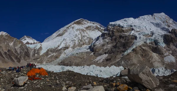 Everest Ana Kampı, Nepal, 20 Ekim 2018 - Everest Dağı ana kampından manzara, çadırlar ve dua bayrakları. Popüler bir treck'te bir sürü turist var. Sagarmatha milli parkı, Everest ana kampa trek - Nepal