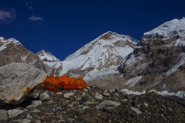 Everest Ana Kampı, Nepal, 20 Ekim 2018 - Everest Dağı ana kampından manzara, çadırlar ve dua bayrakları. Popüler bir treck'te bir sürü turist var. Sagarmatha milli parkı, Everest ana kampa trek - Nepal