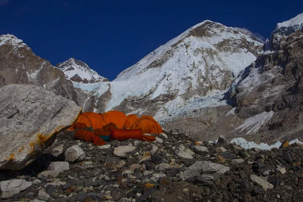 Vue depuis le camp de base du mont Everest, tentes et drapeaux de prière, saga — Photo