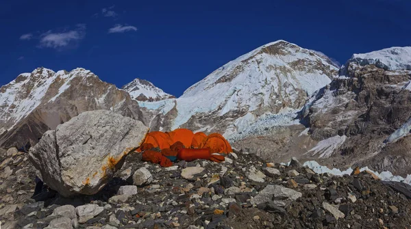  Everest Dağı ana kampından manzara, çadırlar ve dua bayrakları, destan