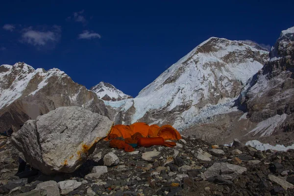 Everest Ana Kampı, Nepal, 20 Ekim 2018 - Everest Dağı ana kampından manzara, çadırlar ve dua bayrakları. Popüler bir treck'te bir sürü turist var. Sagarmatha milli parkı, Everest ana kampa trek - Nepal