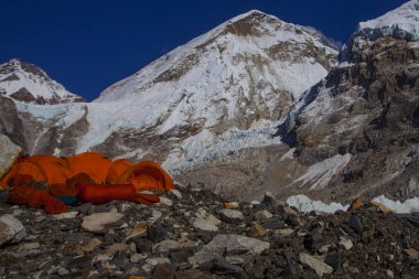 Everest Ana Kampı, Nepal, 20 Ekim 2018 - Everest Dağı ana kampından manzara, çadırlar ve dua bayrakları. Popüler bir treck'te bir sürü turist var. Sagarmatha milli parkı, Everest ana kampa trek - Nepal