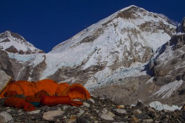 Everest Ana Kampı, Nepal, 20 Ekim 2018 - Everest Dağı ana kampından manzara, çadırlar ve dua bayrakları. Popüler bir treck'te bir sürü turist var. Sagarmatha milli parkı, Everest ana kampa trek - Nepal