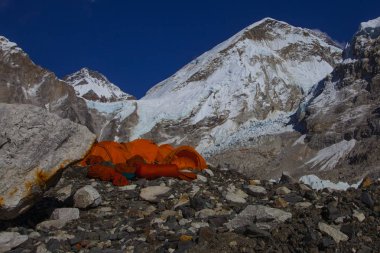 Everest Ana Kampı, Nepal, 20 Ekim 2018 - Everest Dağı ana kampından manzara, çadırlar ve dua bayrakları. Popüler bir treck'te bir sürü turist var. Sagarmatha milli parkı, Everest ana kampa trek - Nepal