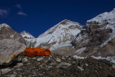 Everest Ana Kampı, Nepal, 20 Ekim 2018 - Everest Dağı ana kampından manzara, çadırlar ve dua bayrakları. Popüler bir treck'te bir sürü turist var. Sagarmatha milli parkı, Everest ana kampa trek - Nepal