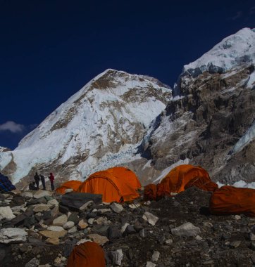 Everest Ana Kampı, Nepal, 20 Ekim 2018 - Everest Dağı ana kampından manzara, çadırlar ve dua bayrakları. Popüler bir treck'te bir sürü turist var. Sagarmatha milli parkı, Everest ana kampa trek - Nepal
