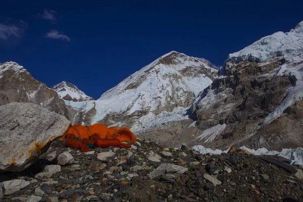 Vista dal campo base del Monte Everest, tende e bandiere di preghiera, saga — Foto Stock