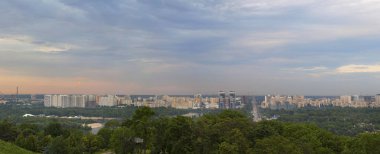 Peremogy parkTan Kiev üst görünümü, Mayıs ayında gün batımı nda, Ukrayna