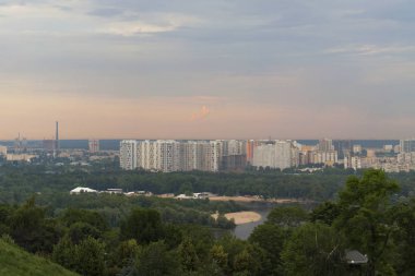 Peremogy parkTan Kiev üst görünümü, Mayıs ayında gün batımı nda, Ukrayna