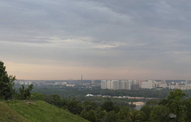 Peremogy parkTan Kiev üst görünümü, Mayıs ayında gün batımı nda, Ukrayna