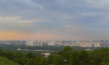 Peremogy parkTan Kiev üst görünümü, Mayıs ayında gün batımı nda, Ukrayna