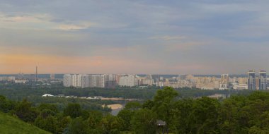 Peremogy parkTan Kiev üst görünümü, Mayıs ayında gün batımı nda, Ukrayna