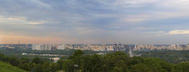 Peremogy parkTan Kiev üst görünümü, Mayıs ayında gün batımı nda, Ukrayna