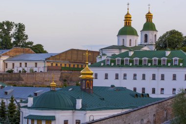 Gün batımında Kyivo-Pecherska Lavra manzarası