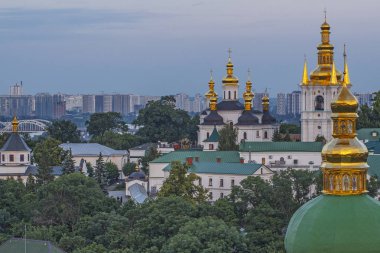Gün batımında Kyivo-Pecherska Lavra manzarası