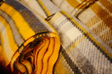 İzlanda 'daki hediyelik eşya dükkanında ekose battaniye.