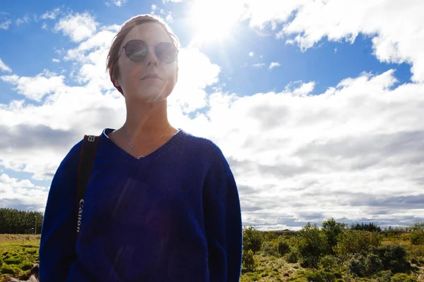 Jovem Mulher Óculos Sol Chapéu Esportivo Vermelho Imaginando Natureza — Fotografia de Stock