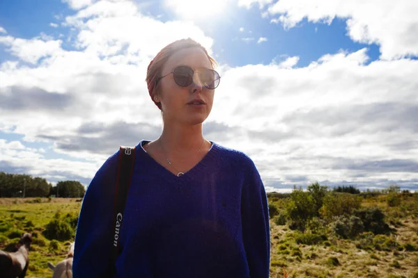 Молодая Женщина Солнечных Очках Красной Спортивной Шляпе Удивляясь Природе — стоковое фото