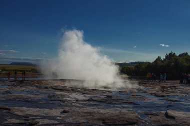 İzlanda 'da Strokkur Gayzer Patlaması.
