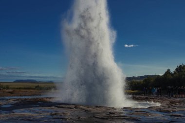 İzlanda 'da Strokkur Gayzer Patlaması.