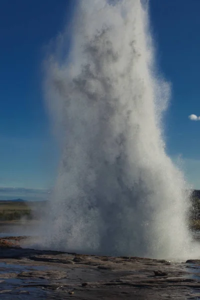 Erupção Geyser Strokkur Islândia — Fotografia de Stock