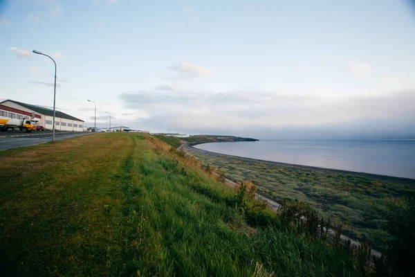 Husavik Seaside, Ocean i regnigt väder, morgondimma — Stockfoto