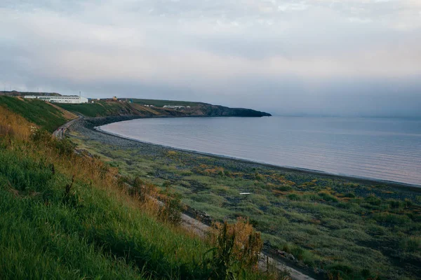 Husavik Seaside, Oceaan in regenachtig weer, ochtend mist — Stockfoto