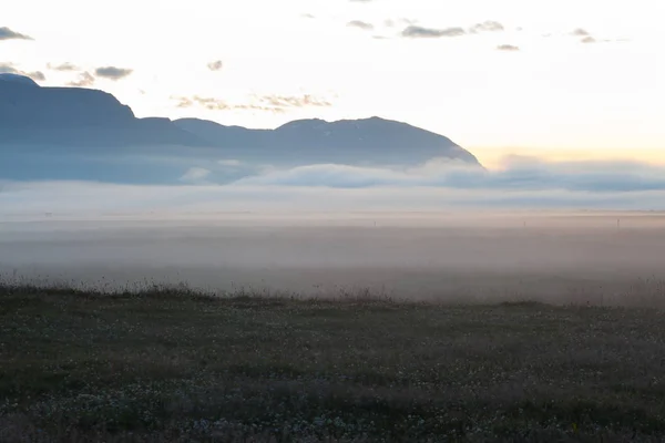 Mistige zonsondergang in IJsland, velden en heuvels — Stockfoto