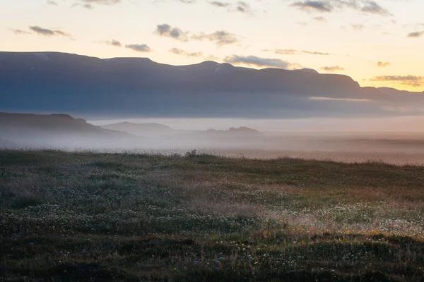 Coucher de soleil brumeux en Islande, champs et collines — Photo