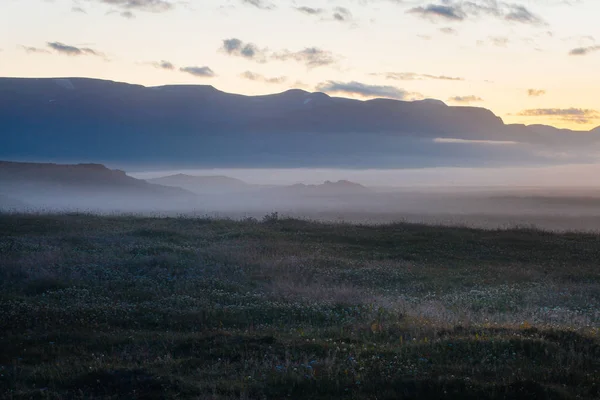 Mistige zonsondergang in IJsland, velden en heuvels — Stockfoto