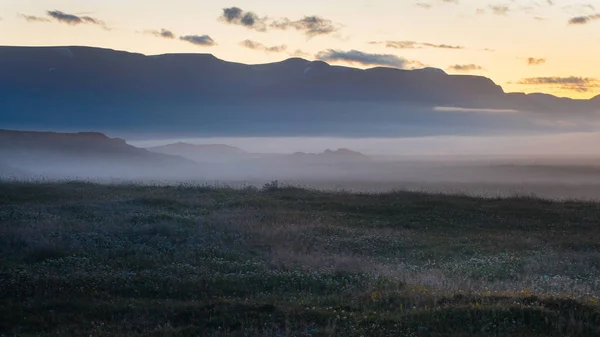 Nebliger Sonnenuntergang in Island, Feldern und Hügeln — Stockfoto