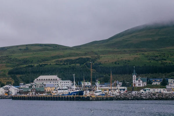 Husavik, Island-17 augusti, 2017: vacker utsikt över histor iska — Stockfoto