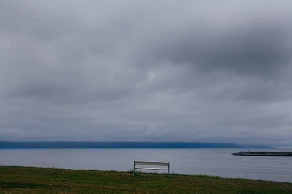 Husavik bord de mer, océan par temps pluvieux, brouillard matinal — Photo