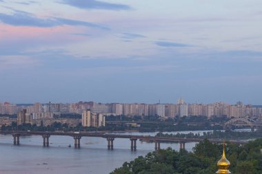 Kiev-Pecherska Lavra ve Dnipro nehri ile Kiev Üst görünümü, Mayıs ayında gün batımı nda, Ukrayna