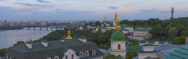Kiev-Pecherska Lavra ve Dnipro nehri ile Kiev Üst görünümü, Mayıs ayında gün batımı nda, Ukrayna