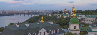 Kiev-Pecherska Lavra ve Dnipro nehri ile Kiev Üst görünümü, Mayıs ayında gün batımı nda, Ukrayna