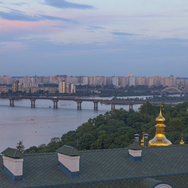 Kiev-Pecherska Lavra ve Dnipro nehri ile Kiev Üst görünümü, Mayıs ayında gün batımı nda, Ukrayna