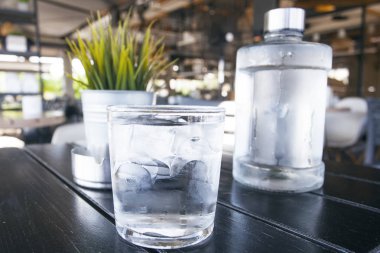 Atina sahil kafe masada su şişesi woth cam, Greese