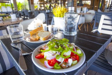 Atina restoranda taze lezzetli Yunan salatası, Yunanistan