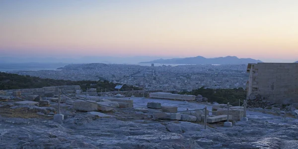 雅典著名的古代卫城山 雅典卫城包括伟大的建筑 最著名的是帕帝农 — 图库照片