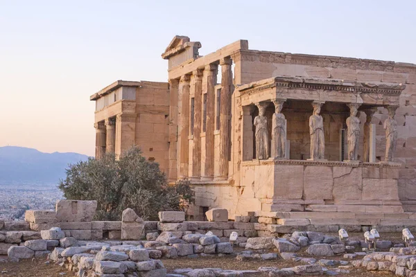 Διάσημο Αρχαίο Κτήριο Ερέχον Στην Ακρόπολη Της Αθήνας Ελλάδα — Φωτογραφία Αρχείου