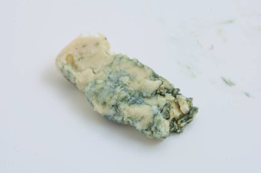 Taze aromatik mavi peynir beyaz arka plan izole