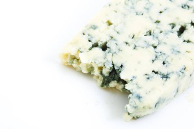 Taze aromatik mavi peynir beyaz arka plan izole