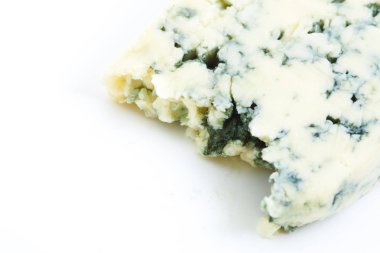 Taze aromatik mavi peynir beyaz arka plan izole